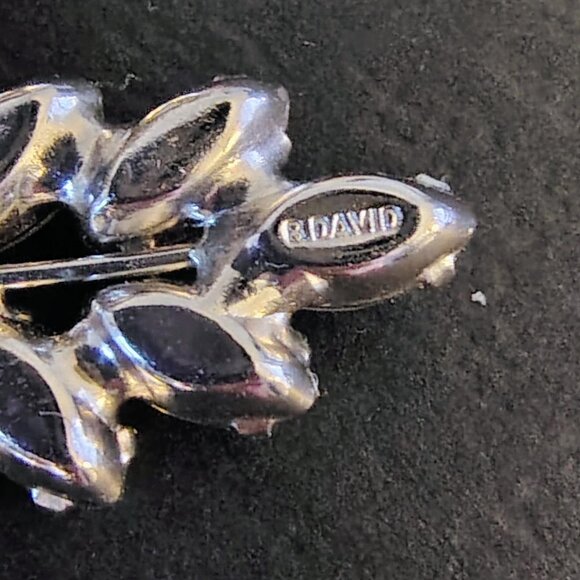 B. DAVID VINTAGE PINKISH AURORA BOREALIS CRYSTALS MAPLE LEAF PIN BROOCH 35 - Picture 2 of 2